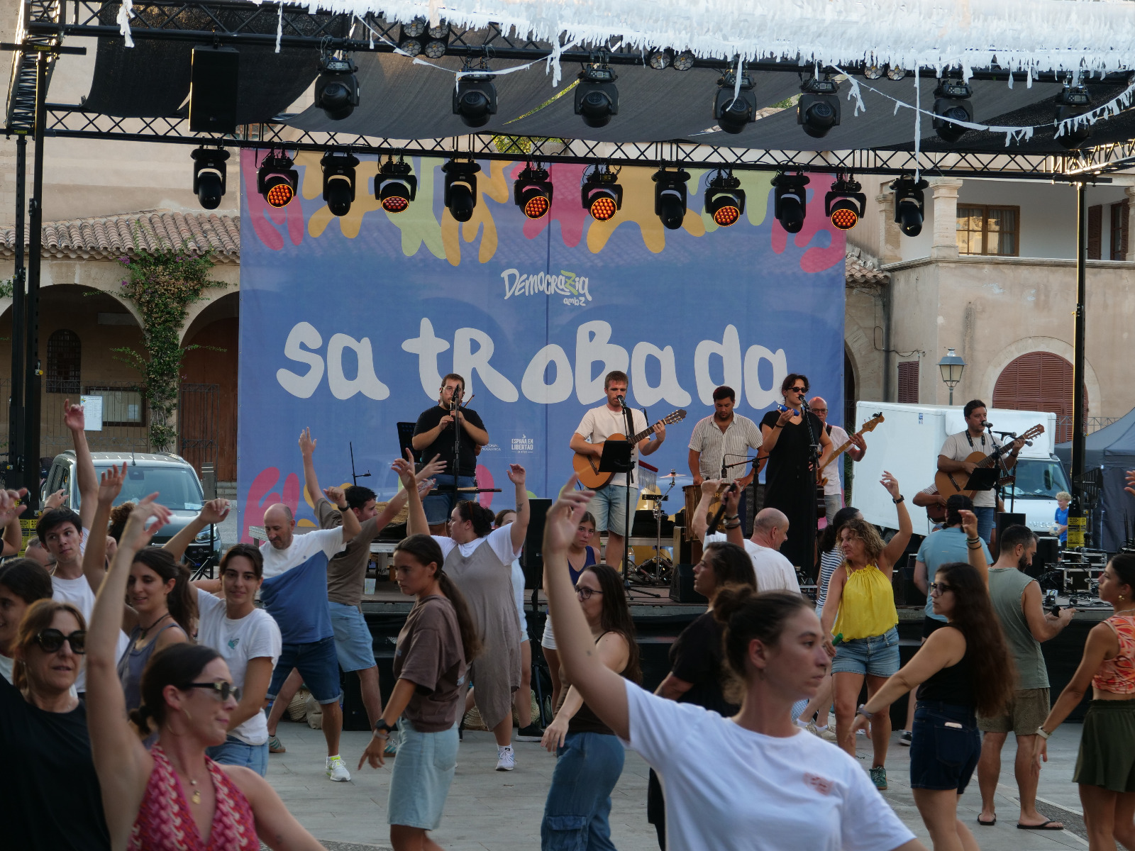 Sa Trobada reuneix el jovent de les Illes al Port de Pollença per celebrar i reflexionar sobre la democràcia